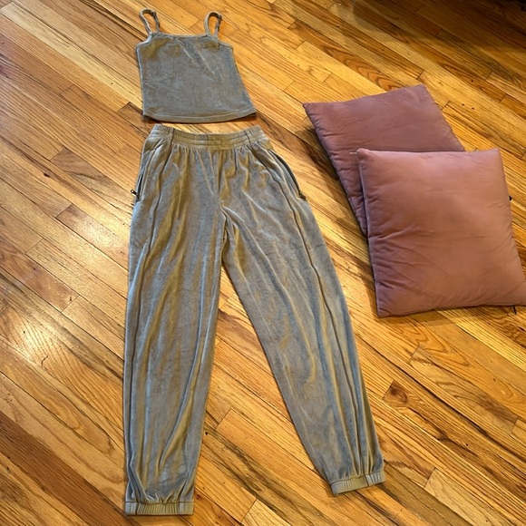 SKIMS GOLD VELVET TANK-TOP SWEAT-SUIT🤩 - Picture 2 of 6